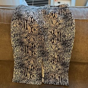 Snake print , Pencil skirt , size 4 , front slit , black , white , fall fashion